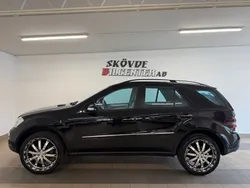 Svart Begagnad 2005 Mercedes ML500 SUV | 99 500 kr