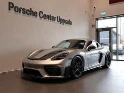 Silver Ny 2025 Porsche 718 Cayman GT4 Sportkupé | 2 065 000 kr (Marknadspris)