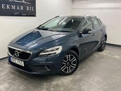 Mörkblå Begagnad 2017 Volvo V40 CC Kinetic Kombi | 169 900 kr (Marknadspris)