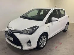 Vit Begagnad 2015 Toyota Yaris Hybrid Active Halvkombi | 144 900 kr (Marknadspris)