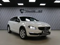 Vit Begagnad 2018 Volvo V60 CC Momentum Kombi | 189 900 kr (Superpris)