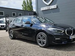 Svart Begagnad 2020 BMW 118 Shadowline Halvkombi | 224 900 kr (Marknadspris)