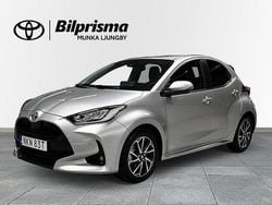 Silver Begagnad 2022 Toyota Yaris Hybrid Active Halvkombi | 219 800 kr (Marknadspris)