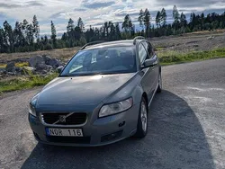 Blå Begagnad 2008 Volvo V50 Momentum Kombi | 35 000 kr (Marknadspris)