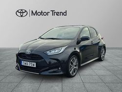 Svart Begagnad 2024 Toyota Yaris Hybrid Style Halvkombi | 259 000 kr (Marknadspris)