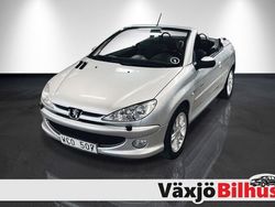 Ljusgrå (grå) Begagnad 2004 Peugeot 206 CC Cab | 34 900 kr (Lite dyr)