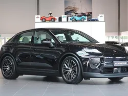 Svart Ny 2025 Porsche Macan 4 Electric SUV | 899 000 kr (Superpris)