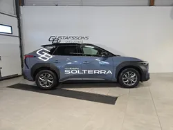 Grå Begagnad 2023 Subaru Solterra SUV | 519 500 kr (Marknadspris)