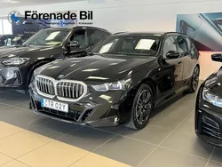 Svart Begagnad 2025 BMW 530e M Sport Kombi | 744 600 kr (Marknadspris)