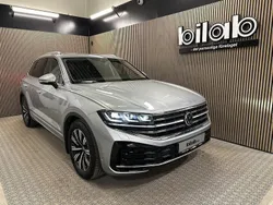 Silver (oyster silver metallic) Begagnad 2023 VW Touareg SUV | 719 000 kr (Marknadspris)