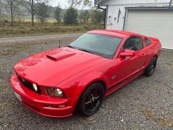 Ljusröd (röd) Begagnad 2005 Ford Mustang GT Sportkupé | 165 000 kr (Marknadspris)