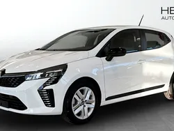 Vit (white) Ny 2024 Renault Clio V Evolution Halvkombi | 232 800 kr (Marknadspris)