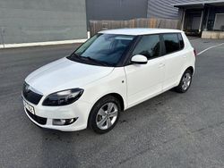 Vit Begagnad 2014 Skoda Fabia Ambiente Halvkombi | 59 900 kr (Marknadspris)