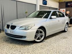 Ljusgrå (grå) Begagnad 2008 BMW 520 Sedan | 64 900 kr (Marknadspris)