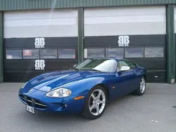 Blå Begagnad 1999 Jaguar XK | 159 900 kr