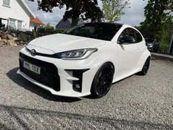 Vit Begagnad 2021 Toyota Yaris Halvkombi | 409 000 kr (Marknadspris)