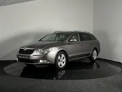 Ljusbrun (brun) Begagnad 2011 Skoda Superb Elegance Kombi | 79 900 kr (Marknadspris)