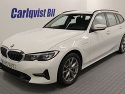 Vit Begagnad 2021 BMW 330e Sport Line Kombi | 309 000 kr (Marknadspris)