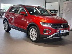 Röd (kings red metallic) Ny 2025 VW T-Roc Edition SUV | 359 000 kr (Marknadspris)