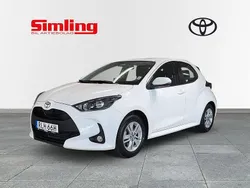 Vit Begagnad 2024 Toyota Yaris Hybrid Active Halvkombi | 254 900 kr (Marknadspris)