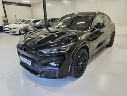 Svart Begagnad 2021 Ford Mustang Mach-E SUV | 399 900 kr (Marknadspris)