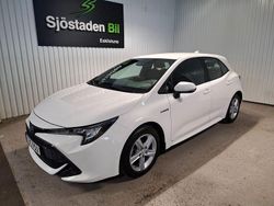 Vit Begagnad 2021 Toyota Corolla Hybrid Active Halvkombi | 223 900 kr (Marknadspris)