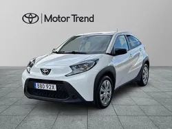 Vit Begagnad 2022 Toyota Aygo Play Halvkombi | 159 000 kr (Marknadspris)