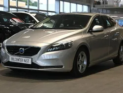 Ljusgrå (silver metallic) Begagnad 2013 Volvo V40 Momentum Kombi | 109 000 kr (Marknadspris)