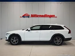 Vit svart Begagnad 2022 Volvo V90 CC Momentum Kombi | 259 900 kr (Marknadspris)