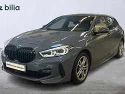 Mörkgrå Begagnad 2022 BMW 118 M Sport Halvkombi | 279 000 kr (Lite dyr)