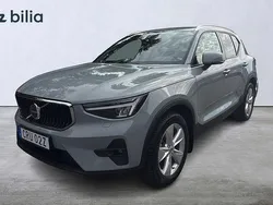Grå Begagnad 2023 Volvo XC40 Core SUV | 349 900 kr (Marknadspris)