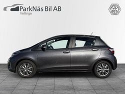 Mörkgrå (grå metallic) Begagnad 2017 Toyota Yaris Active Halvkombi | 149 900 kr (Marknadspris)