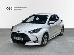 Vit Begagnad 2020 Toyota Yaris Hybrid Active Halvkombi | 209 900 kr (Marknadspris)