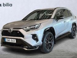 Silver Begagnad 2025 Toyota RAV4 Hybrid Sport SUV | 599 900 kr (Marknadspris)