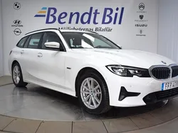 Vit Begagnad 2021 BMW 330e Sport Line Kombi | 284 500 kr (Superpris)