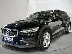 Svart Begagnad 2020 Volvo V60 CC Momentum Kombi | 249 000 kr (Marknadspris)