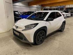 Vit Begagnad 2022 Toyota Aygo X X-play SUV | 169 900 kr (Marknadspris)