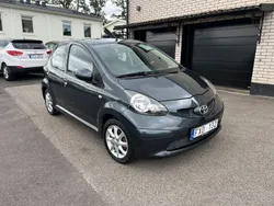 Mörkgrå (grå) Begagnad 2007 Toyota Aygo Halvkombi | 29 900 kr (Marknadspris)