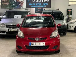 Mörkröd Begagnad 2010 Toyota Aygo Halvkombi | 57 900 kr