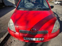 Röd Begagnad 2000 Toyota Yaris Halvkombi | 7 500 kr