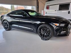 Svart Begagnad 2017 Ford Mustang GT Sportkupé | 389 000 kr (Marknadspris)