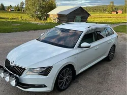 Vit Begagnad 2018 Skoda Superb Business Line Kombi | 199 000 kr (Marknadspris)