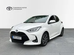 Vit Begagnad 2022 Toyota Yaris Hybrid Active Halvkombi | 229 900 kr (Marknadspris)