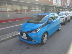 Blå Begagnad 2017 Toyota Aygo X-play Halvkombi | 88 500 kr (Marknadspris)