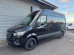 Svart (obsidiansvart metallic) Ny 2025 Mercedes Sprinter Van | 716 250 kr (Superpris)