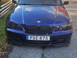 Blå Begagnad 2001 BMW 325 Halvkombi | 25 000 kr (Marknadspris)