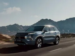 White solid Ny 2025 Mitsubishi Outlander P-HEV Invite Sedan | 539 900 kr