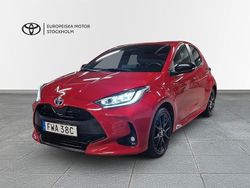 Röd Begagnad 2023 Toyota Yaris Hybrid Style Halvkombi | 238 900 kr (Marknadspris)