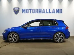 Blå Begagnad 2024 VW Golf VIII R-line Halvkombi | 329 900 kr (Marknadspris)