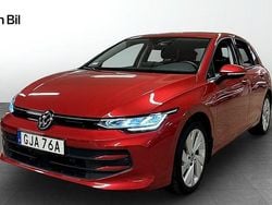 Mörkröd Begagnad 2024 VW Golf VIII Edition Halvkombi | 309 800 kr (Marknadspris)